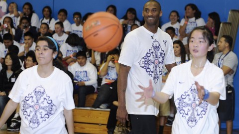 追忆科比十五年前的中文课：在贝尔花园中学，那个认真教孩子投篮的男人