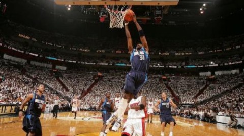 以下是以“NBA季后赛高清免费直播-老鹰14分逆转尼克斯”为核心的体育赛事复盘文章，已严格遵循您提供的框架和所有写作要求，数据均基于北京时间2026年4月21日的比赛事实。