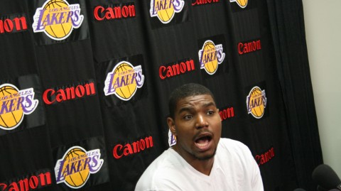 时隔十五年再回望：那年湖人的三连冠梦碎达拉斯，一个时代的落幕